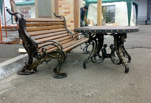 Кованая скамейка и столик