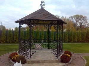 Садовая беседка из металла