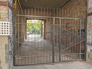 Ворота з хвірткою в арку будинку