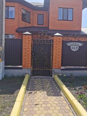 кована хвіртка в приватний будинок