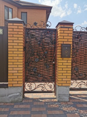 кована хвіртка (виноградна лоза)