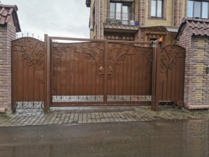 металеві ворота і хвіртка