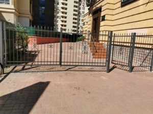в'їзні металеві ворота для багатоквартирного будинку