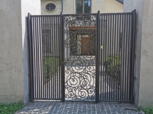 кована хвіртка із боковими гратчастими зашивками