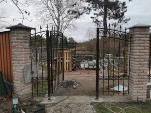 хвіртка в секції паркану