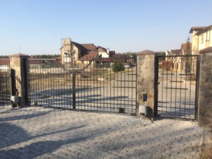 Ворота распашные секционные 2700грн м2