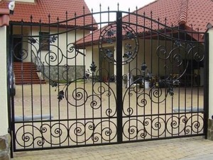 Ворота распашные кованые 3800грн м2