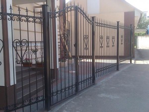ворота с элементами ковки арочные 2200грн м2 в квадрате 10х10мм