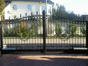 Распашные кованые ворота с автоматикой