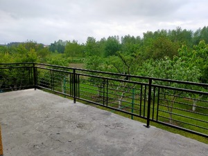 металеві огородження на терасу із горизонтальними і вертикальними перемичками