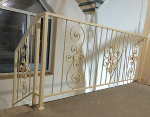металеві перила з елементами ковки