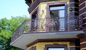 огородження ковані густі з сімейним гербом