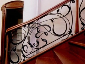 комбіновані з деревом ковані перила